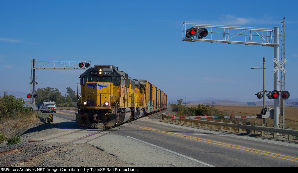 UP 1003 Leads the Hollister Local through the HWY 25 Crossing